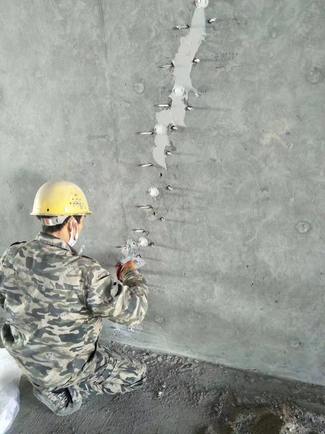 乾安混凝土楼板裂缝加固施工的方案